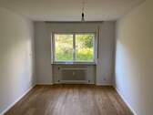 Wohnzimmer mit Fenster - 3 Zimmer Etagenwohnung in Weil am Rhein