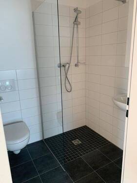 Bad mit Dusche - 