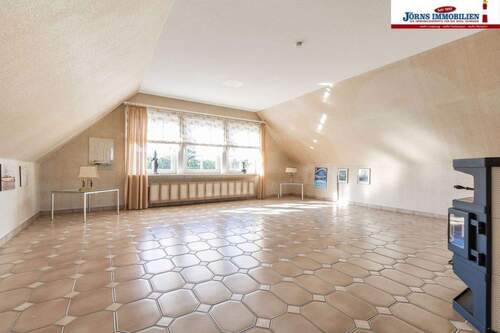 Wohnraum mit Kaminofen im DG., - 