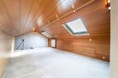 Dachgeschoss mit wohnlicher Atmosphäre - 