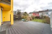 Außenbereich mit Terrasse und Garten - 