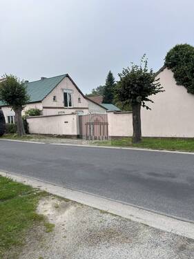 Eingangstor - Haus mit Geschichte, großem Grundstück und Raum für Ihre Visionen!