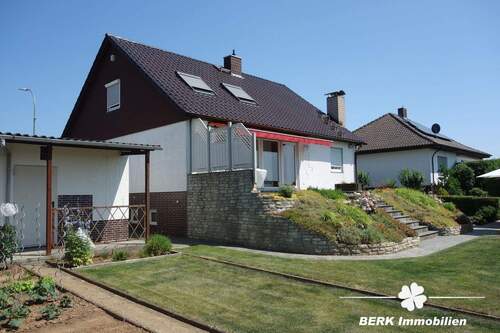 Titelbild - BERK Immobilien - Gepflegtes Einfamilienhaus mit schönem Garten in unverbaubarer Feldrandlage