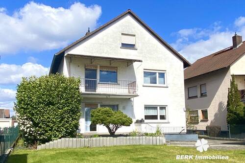Titelbild - BERK Immobilien - Familienfreundliches Zweifamilienhaus mit sonnigem Grundstück und vielfältigsten Möglichkeiten