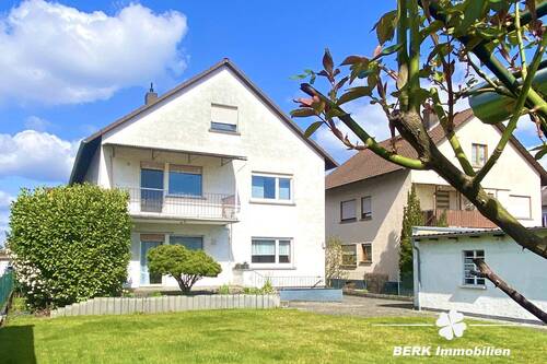 Gartenansicht mit Garage - 8 Zimmer Mehrfamilienhaus, Wohnhaus zum Kaufen in Mainhausen / Mainflingen