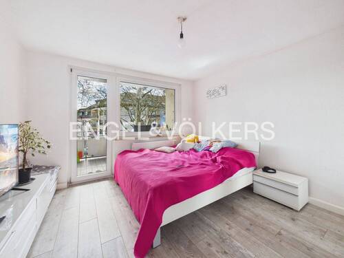 Schlafzimmer mit Zugang zur Loggia - Etagenwohnung mit 70,00 m&sup2; in Krefeld zum Kaufen