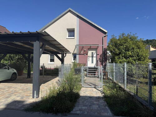 Straßenansicht - Landhausstil der besonderen Art