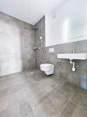 Badezimmer - Etagenwohnung mit 100,00 m² in Frankfurt am Main zur Miete