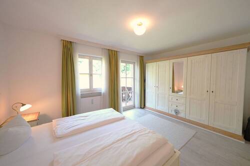 Geräumiges Schlafzimmer mit Zugang zum Balkon - 