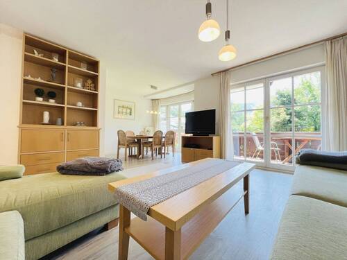 Wohnzimmer mit Zugang Süd/West-Balkon - 2 Zimmer Etagenwohnung zum Kaufen in Garmisch-Partenkirchen