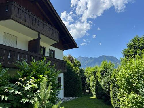 Nordansicht-Eingangsbereich und Balkon - 2 Zimmer Etagenwohnung in Garmisch-Partenkirchen