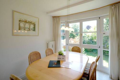 Heller Essbereich im Erker - 