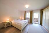 Geräumiges Schlafzimmer mit Zugang zum Balkon - 