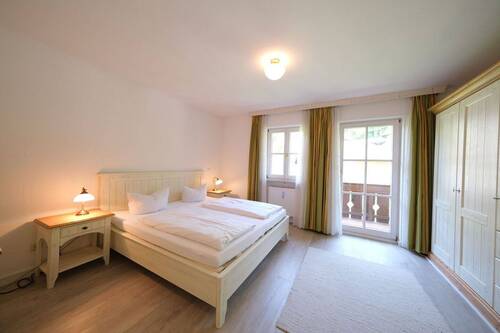 Geräumiges Schlafzimmer mit Zugang zum Balkon - 