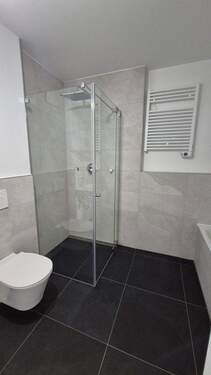 Bad mit Regendusche - 