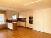 Wohnen / Essen / Kochen mit Einbauschrank - 4 Zimmer Etagenwohnung in Neumarkt in der Oberpfalz
