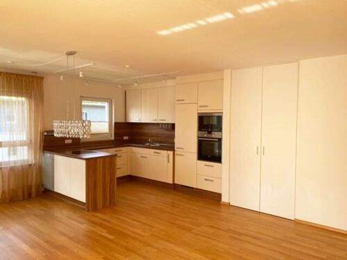 Wohnen / Essen / Kochen mit Einbauschrank - 4 Zimmer Etagenwohnung in Neumarkt in der Oberpfalz