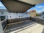 Geschützte Loggia mit Markise - Etagenwohnung mit 99,00 m&sup2; in Neumarkt in der Oberpfalz zum Kaufen