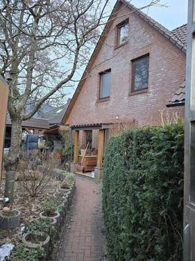 Vorderfront des Hauses - Lichtdurchflutete Wohnung im Herzen Garstedts