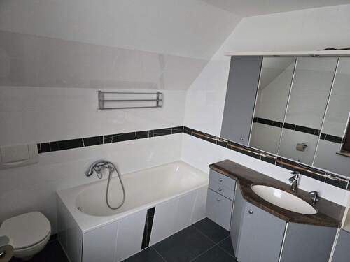 Badewanne plus Badezimmerschra - 