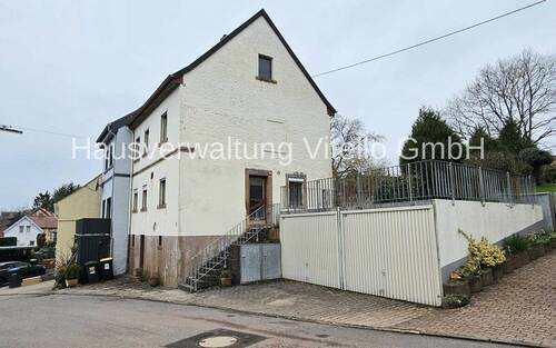 Bild 1 - Handwerkertraum mit Perspektive - EFH mit Garten und zwei Garagen!