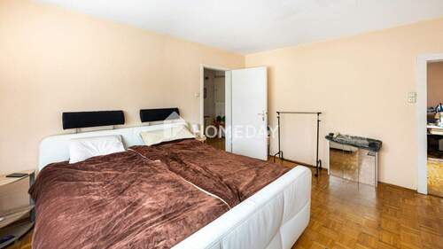 1. OG Schlafzimmer 1 - 