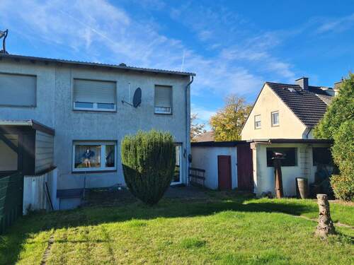 Rückseite - Ahlener Nordosten, eine kleine Doppelhaushälfte mit Vollkeller, Garage und großzügigem Garten in einer Spielstraße.