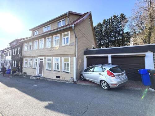 Ansicht mit zwei Garagen - 6 Zimmer Mehrfamilienhaus, Wohnhaus in Clausthal-Zellerfeld