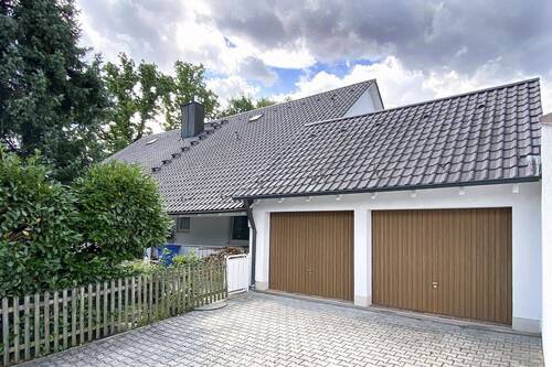 Einfahrt und Doppelgarage - 