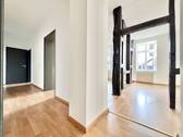 Flur mit Blick in Küche + Wohnbereich - 