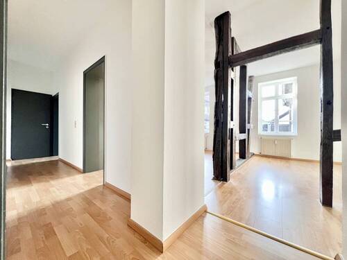 Flur mit Blick in Küche + Wohnbereich - 