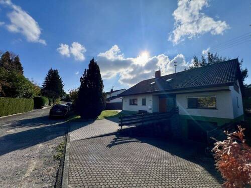 Ansicht Ostseite mit Straße - 