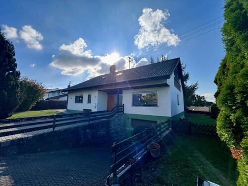 Ansicht Nordost mit Gargageneinfahrt - 