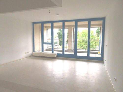 Wohnzimmer mit Zugang zur Loggia - Terrassenwohnung mit 59,80 m² in Berlin zur Miete