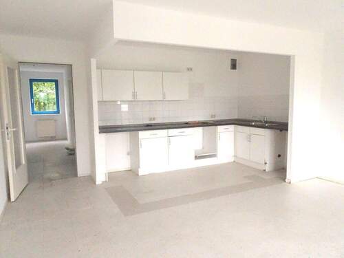 Wohn- Esszimmer rückwärtig mit Einbauküche - 