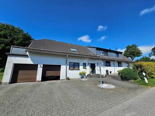 Haus links Garagen - 9 Zimmer Mehrfamilienhaus, Wohnhaus in Simmerath