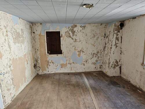 Raum mit altem Holzboden im OG - 8 Zimmer Mehrfamilienhaus, Wohnhaus in Alsenz