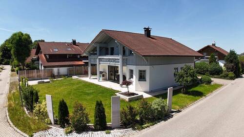 Außenansicht mit Terrasse in Süd / Ost Ausrichtung - 