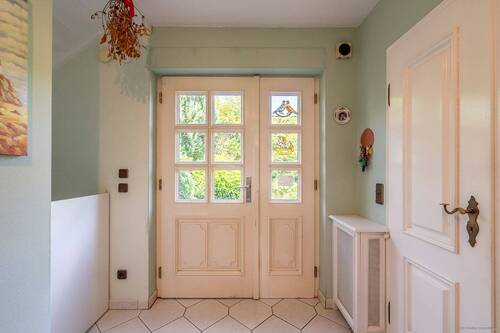 Flur, Blick zur Haustür - 