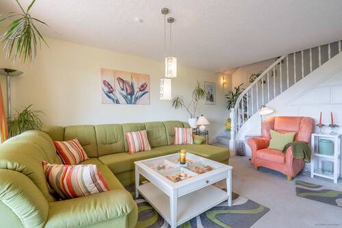 Wohnzimmer, Blick zur Treppe ins Dachgeschoss - 