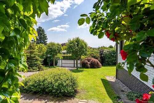 Blick zur Grundstückseinfahrt - 