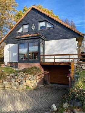 Südwestansicht mit Garagenzufahrt - Einfamilienhaus mit 136,00 m² in Markersdorf zum Kaufen