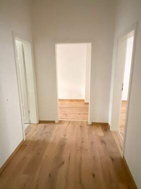 Blick vom Eingang in den Flur - 