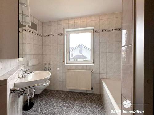 Bad - Etagenwohnung mit 91,60 m&sup2; in Karlstein am Main zum Kaufen