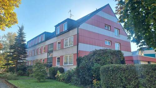 Hausansicht.jpg - WEIHNACHTEN im neuen Zuhause in bester Lage - 2-Zimmer-Wohnung im Souterrain mit Wannenbad und kleiner Kochnische im Flur