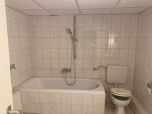 Badezimmer vor Renovierung.jpeg - Etagenwohnung mit 50,00 m² in Hildesheim zur Miete