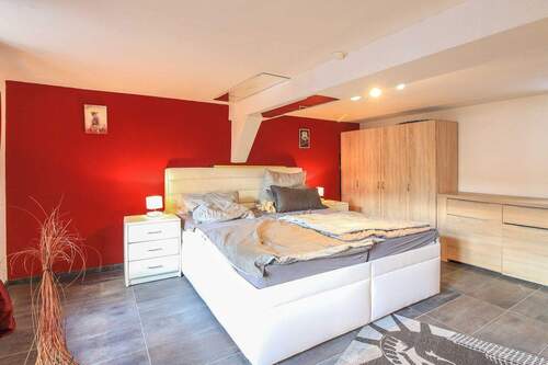 Hauptwohnung_Schlafzimmer (2) - 