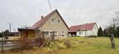 altes Nebenhaus mit Sicht auf Haupthaus - 