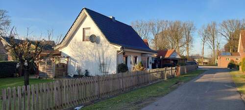 Ansicht - Wohnen mit Charme: liebevoll modernisiertes Einfamilienhaus in ruhiger Dorflage