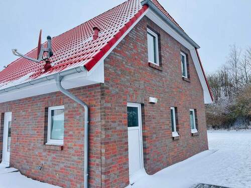 Außenansicht mit Seiteneingang - 5 Zimmer Einfamilienhaus zur Miete in Oldenburg in Holstein